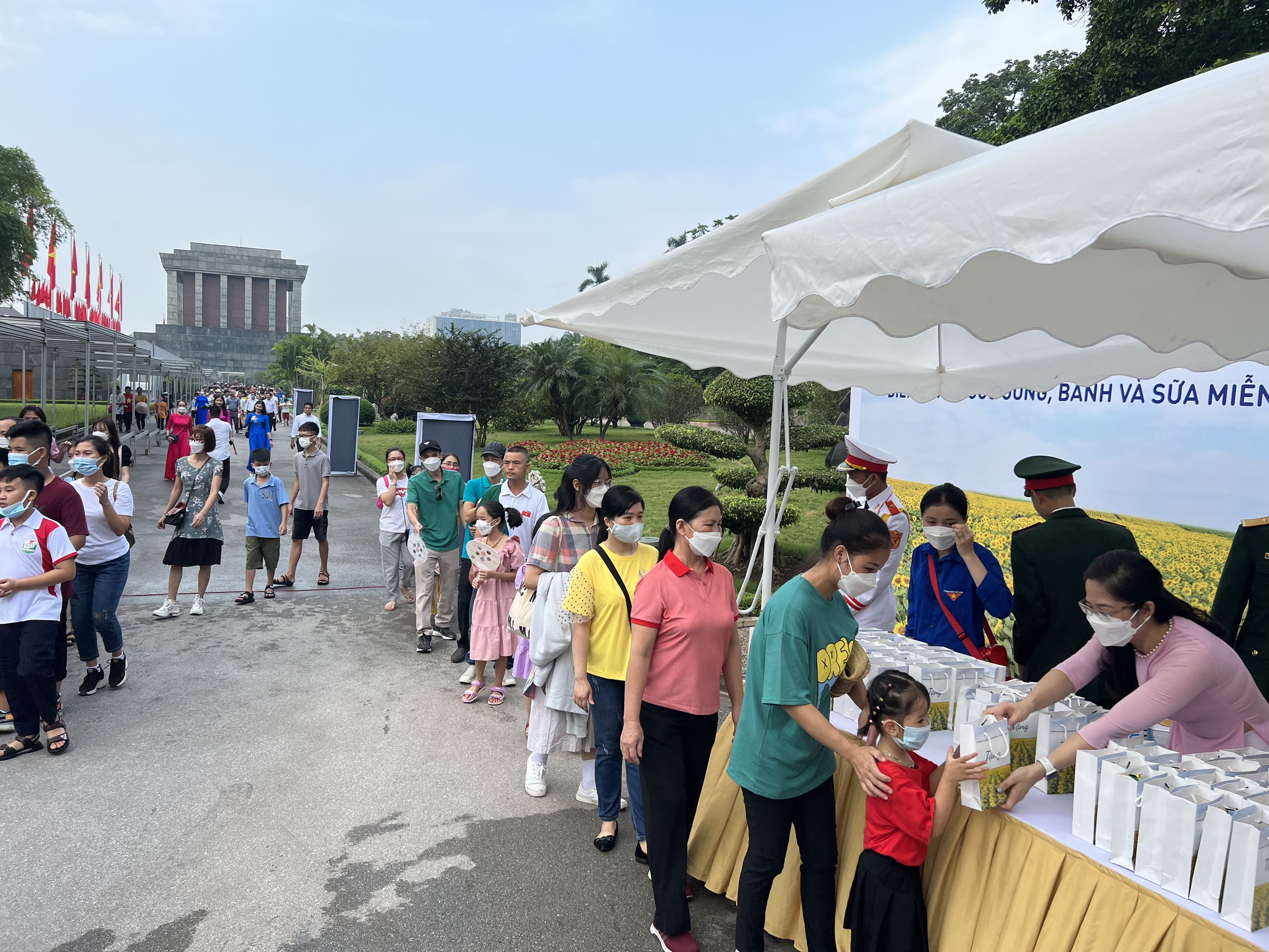 Sở Du lịch Hà Nội phối hợp với Ban Quản lý Lăng Chủ tịch Hồ Chí Minh tổ chức tặng quà du khách đến thăm Lăng Bác.
